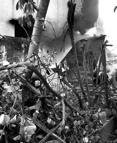一架歼7飞机坠汕头郊区撞民房 飞行员跳伞成功