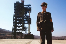 4月8日，朝鲜平安北道铁山郡西海卫星发射场拍摄的基本安装完成的“银河3号”运载火箭。图/IC