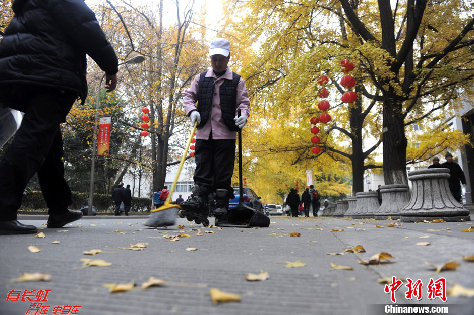 成都一医院为提升工作效率雇清洁工穿轮滑作业(高清组图)