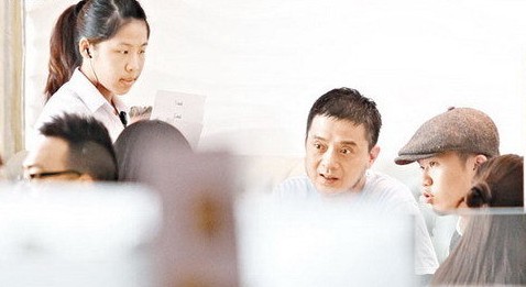 黄耀明撇密友约人聚餐黄伟文独自逛街衣着显眼