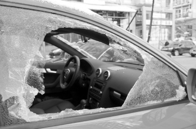 大连一日内两辆车窗被砸 盗贼专偷车内导航仪