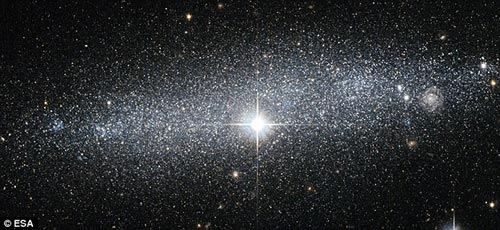“闪亮星系”十分清晰，几乎可以数出它包含的恒星数量
