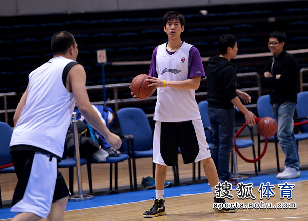 篮球 cba cba内外  2/9 张楠练习 2012年12月05日13:04