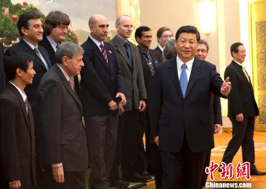 12月5日，中共中央总书记习近平在北京人民大会堂同在华工作的外国专家代表座谈，来自16个国家的20位外国专家参加了座谈。中新社发 盛佳鹏摄