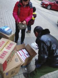 12月5日，隆昌市民正在购买蜡烛。王林远摄