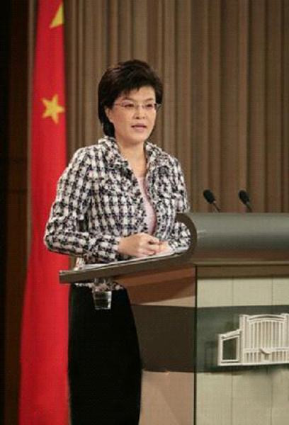 外交部前女发言人姜瑜用了当下最流行的黑白千鸟格图案的西装外套,带