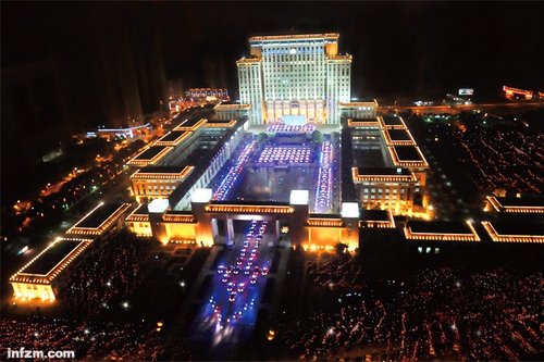2011年网友上传的重庆市公安局举行某活动时的夜景，场面蔚为壮观。