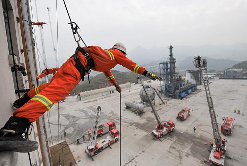 搜寻与救护基地的高层建筑救援综合训练场进行高空快速滑降救援演练