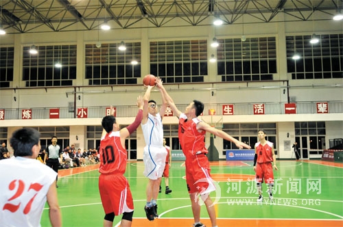 市委书记何忠友在篮球场上与政法线代表队球员