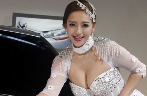 90后嫩模擦杨童颜巨乳获封车展女神