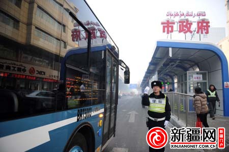 在南湖东路,水磨沟区交警大队南湖路中队民警葛伟在引导brtt5 号线