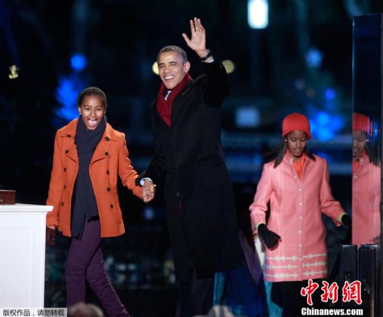 当地时间2012年12月6日，美国华盛顿，美国总统奥巴马、第一夫人米歇尔以及他们的两个女儿一起出席国家圣诞树亮灯仪式。
