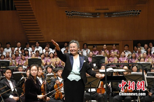 女指挥家郑小瑛"获2012中华文化人物"提名(图)