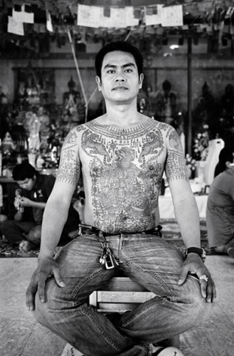 泰国佛教纹身节 疼痛的美丽性感的象征