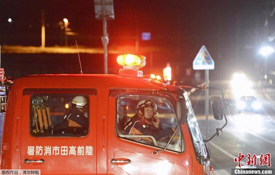 日本当地时间12月7日17时18分，日本东北部发生7.3级地震，东京等地有较强震感，日本气象厅向沿岸地区发出了海啸警报。图为陆前高田市消防人员在劝民众撤离。