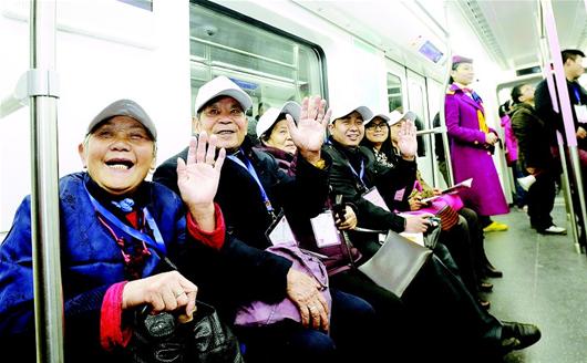 湖北日报讯 图为:试乘地铁的老人们,喜笑颜开.记者程铭 摄