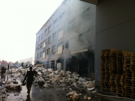 昨天中午,浦东新区新场镇,失火的棉花仓库冒着浓烟,消防员仍在紧张图片