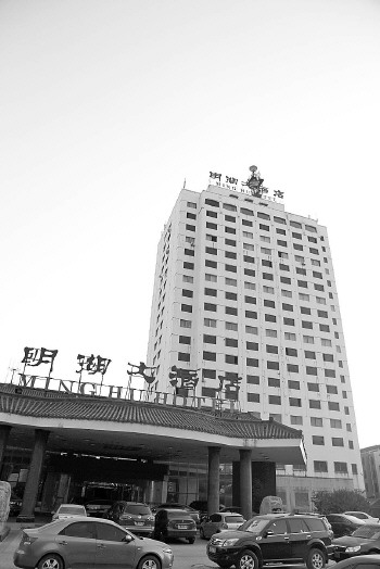 明湖大酒店曾是省城北部的地标性建筑,如今酒店早已停业,门前的停车场