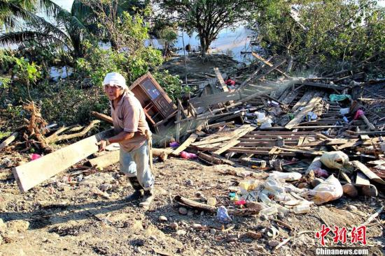 救援物资难抵灾区 菲律宾台风幸存者被迫抢劫