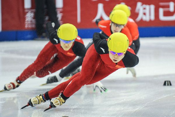 图文:短道世界杯中国站 王濛比赛中领滑-搜狐体育