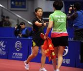 图文：乒联总决赛女单决赛 双方握手致意