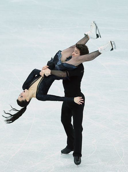 图文：总决赛冰舞自由舞 莫伊尔抱起女伴