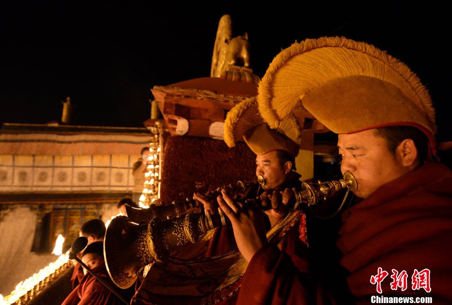 西藏迎"燃灯节 寺庙供灯祈福祝愿(组图)