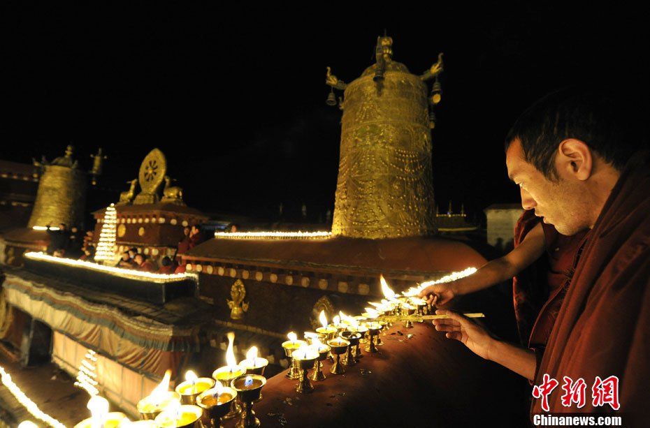 西藏迎"燃灯节 寺庙供灯祈福祝愿(组图)