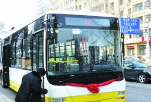 公交12路新增的大容量保温公交车