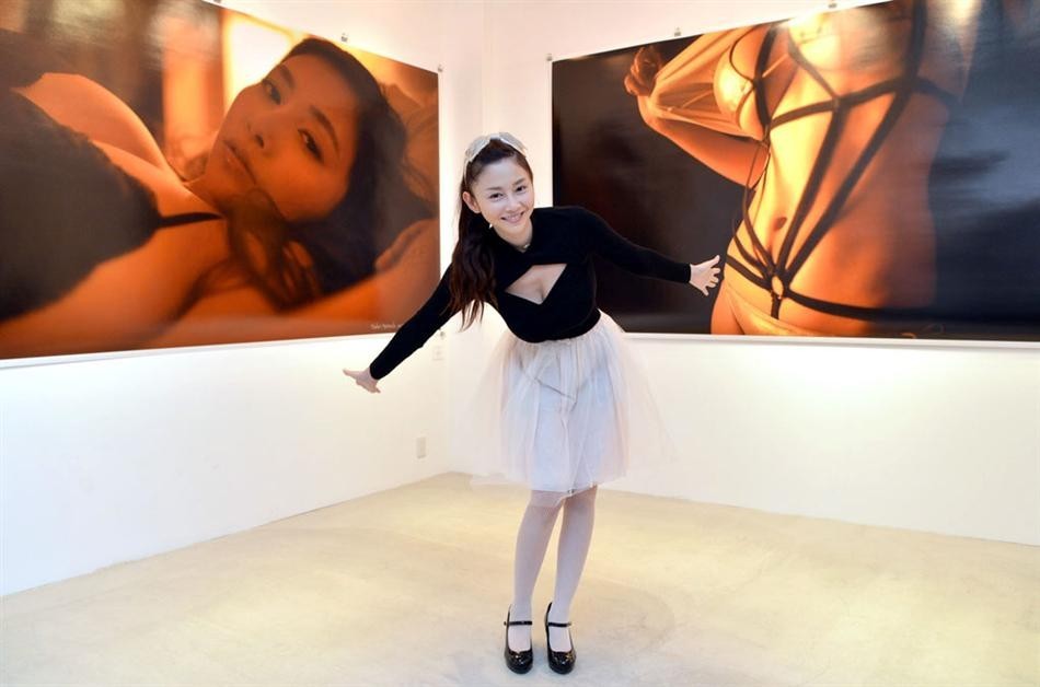 日本巨乳女神杉原杏璃首次举行性感写真展(组图)