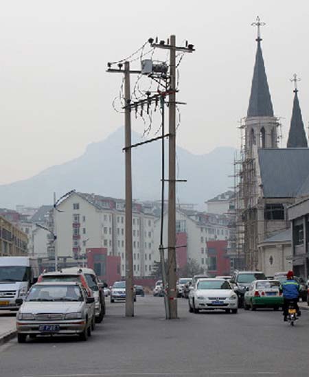 河北承德马路上现"最牛"电线杆(图)