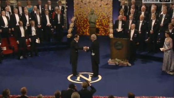 2012诺贝尔文学奖得主莫言着燕尾服出席颁奖