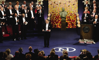 12月10日，在瑞典首都斯德哥尔摩音乐厅举行的2012年诺贝尔奖颁奖仪式上，中国作家莫言（中）领取诺贝尔文学奖。