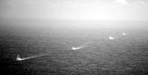 日方拍摄到中国4艘军舰组成的编队昨日在钓鱼岛附近海域巡航。