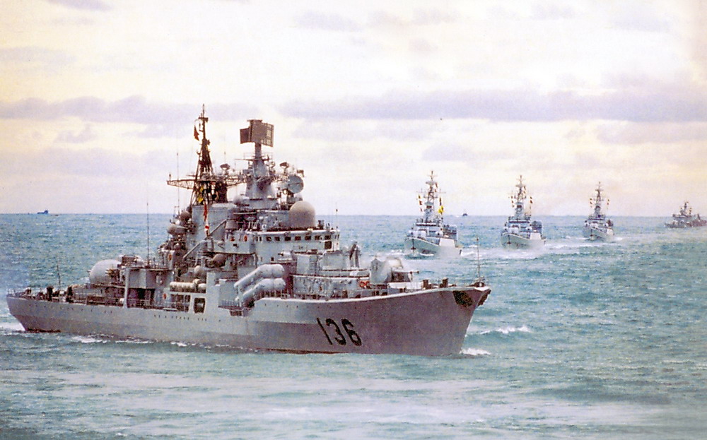 12月6日,鄱阳湖舰为宁波舰海上综合补给。新华