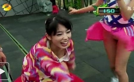 女主持人裙底泄春光