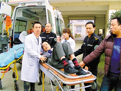 龙岗中心医院医生陪同李玉奎顺利抵达安康。