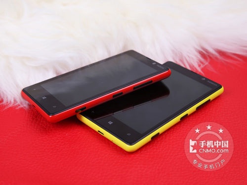 诺基亚Lumia 820正面图片