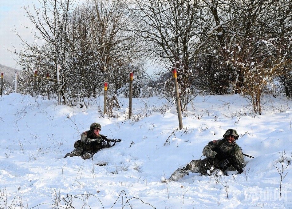 驻欧洲美军部队进行战地救护训练; 美欧军队冰天雪地训练战地救援