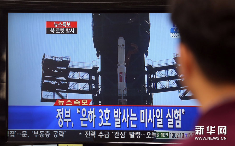 12月12日，在韩国首尔，一名观众正在观看朝鲜发射火箭的新闻。据外电报道，朝鲜当天发射一枚火箭。新华社/韩联社