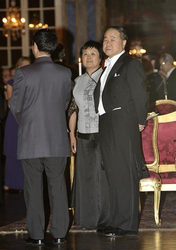 文学奖得主、中国作家莫言(右)与夫人杜勤兰(中