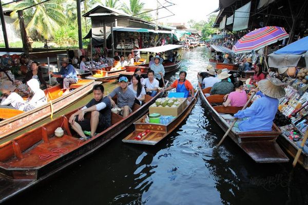 迷人的泰国叻丕府湄南河水上市场