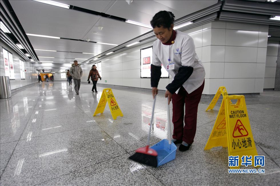 杭州地铁频漏水如水帘洞 清洁人员站点清扫积