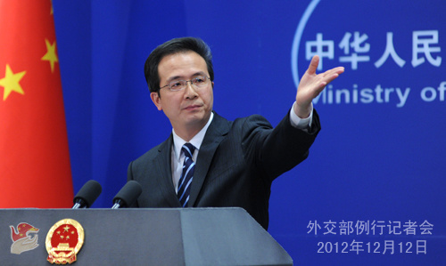 2012年12月12日，外交部发言人洪磊主持例行记者会。