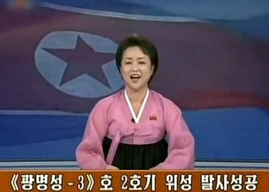 12月12日，朝鲜电视新闻主播激昂播报“光明星3号”卫星发射成功。 视频截图