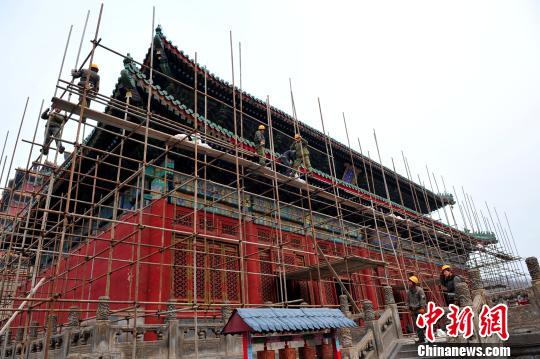目前,施工单位正在普宁寺内主要建筑上搭建脚手架