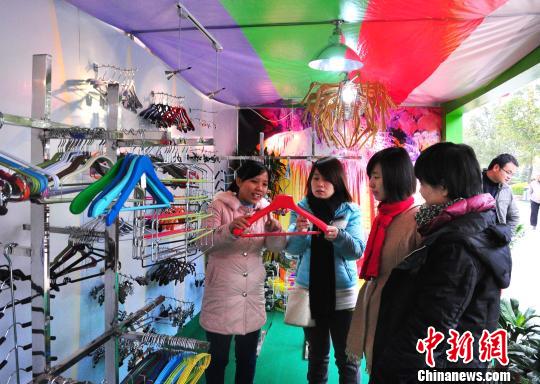 中国衣架产业发展高峰论坛在广西荔浦举行(组
