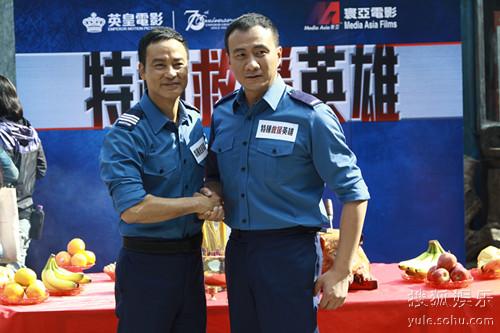 胡军加盟港片演消防英雄 威亚面具惊险重重