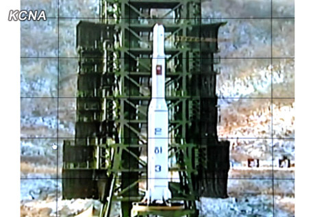 图为在发射台上的朝鲜“银河3”号火箭。