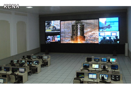 图为朝鲜火箭发射控制室内部全景。